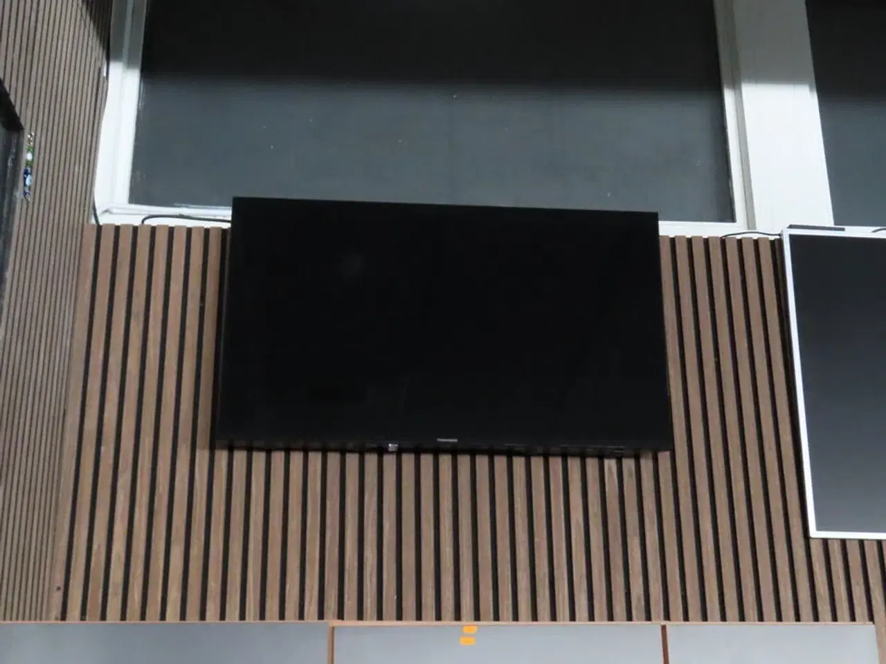 Billede 2 - 43" smart TV, THOMSON 43UA5S13 med fjernbetjening