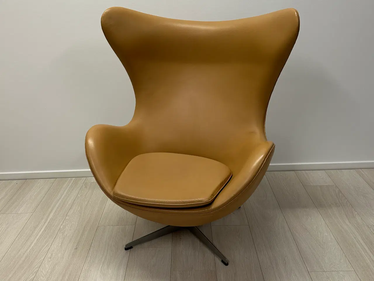 Billede 1 - Fh 3316 Ægget af Arne Jacobsen Brun læder. 