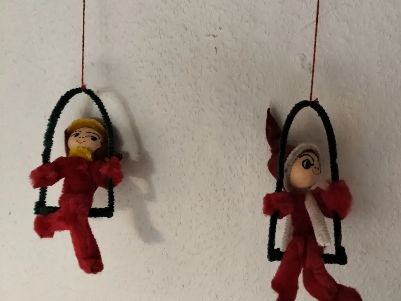 Billede 3 - Juleuro lavet af piberenser med 2 nisser på gynger