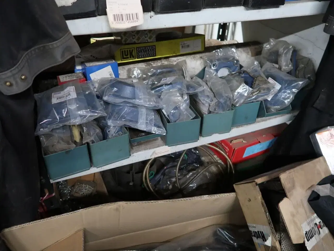 Billede 11 - Reol med div. Reservedele, værktøj m.m.