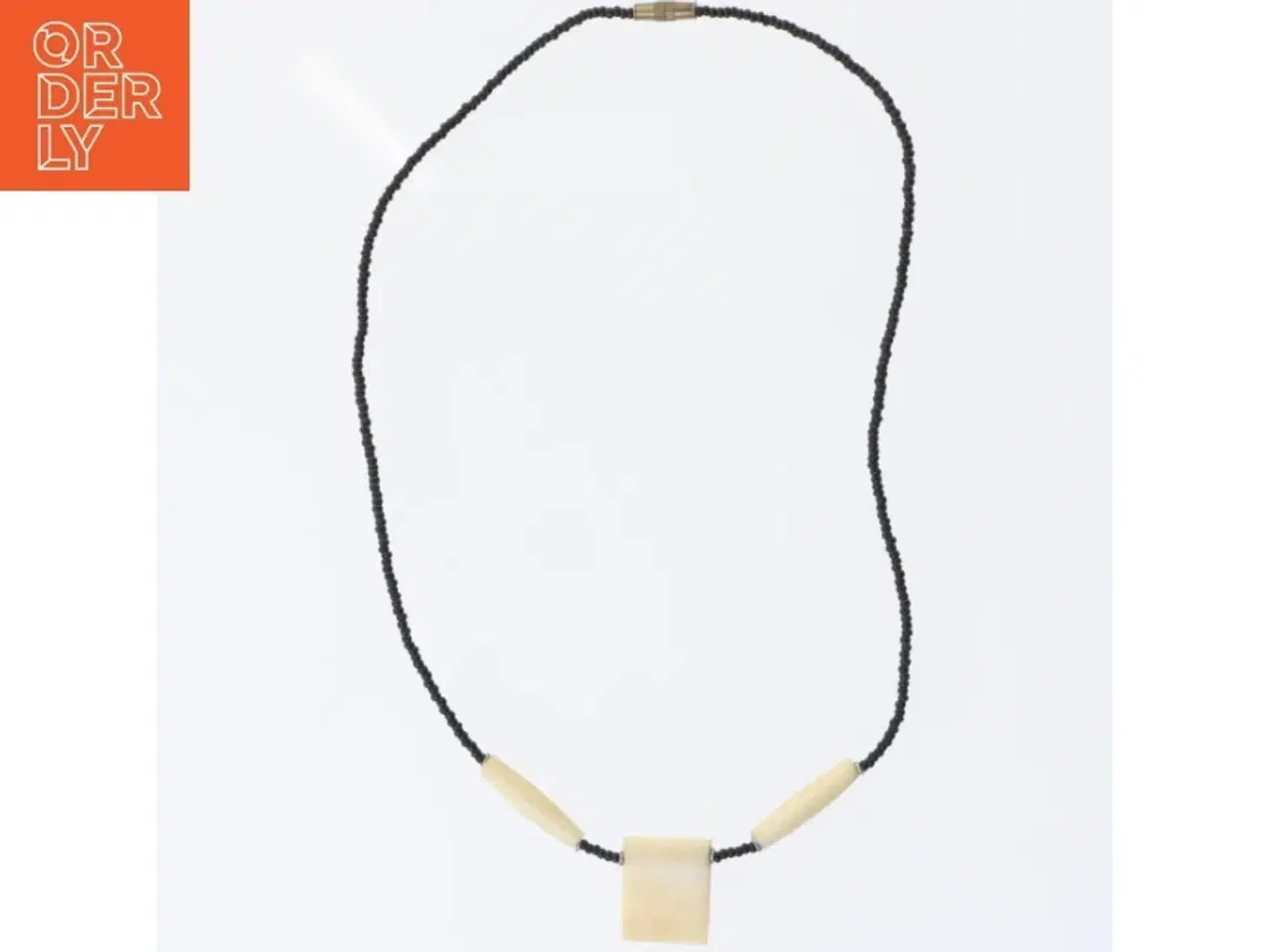 Billede 2 - Sort halskæde med beige perler