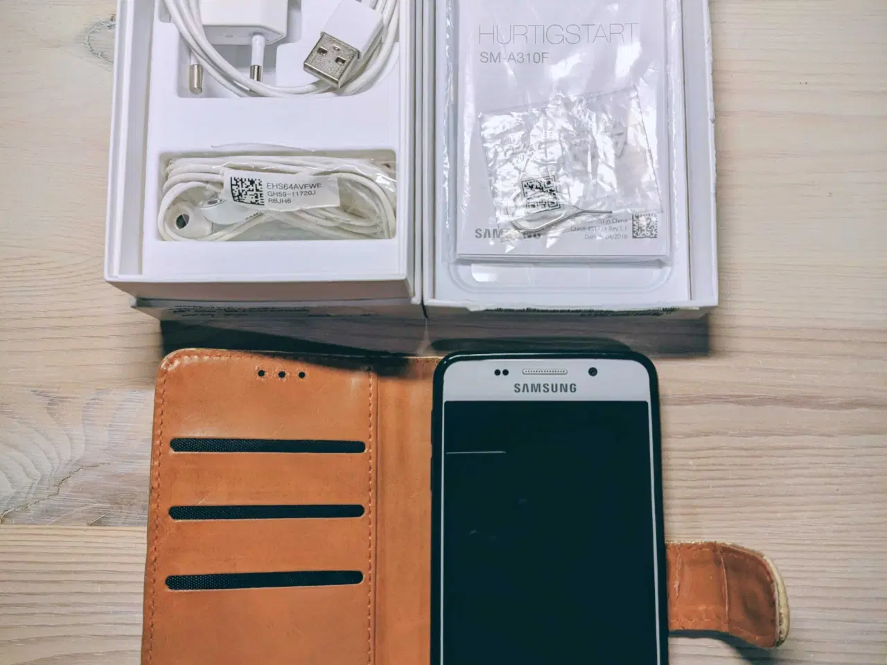 Billede 1 - 2 stk Samsung Galaxy A3 2016 i flot stand