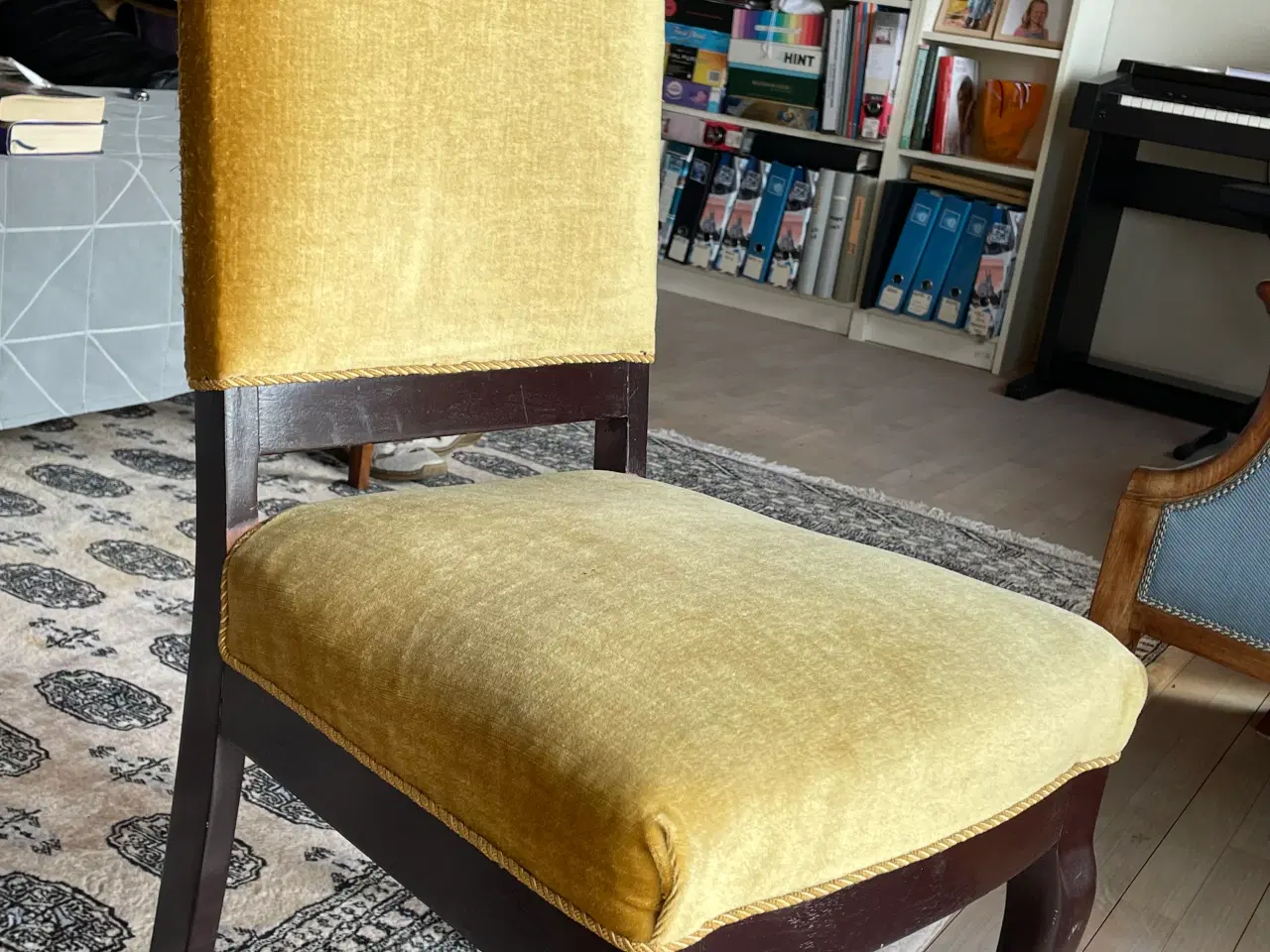 Billede 9 - Møbelsæt med sofa, lænestol, 4 stole, rundt bord 