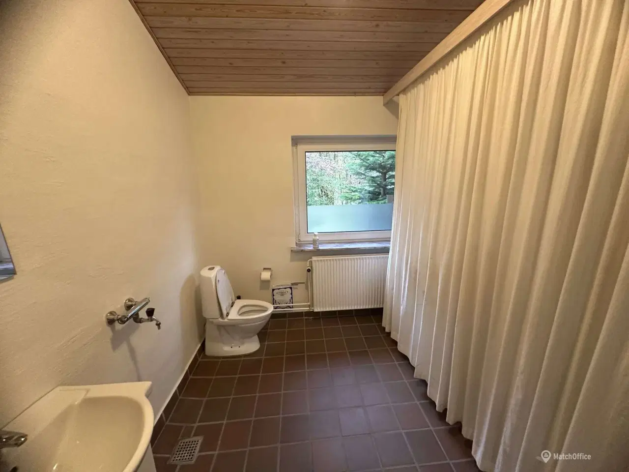 Billede 9 - Erhvervsejendom i Andst – Ideel til investering. kontor, showroom og lager.