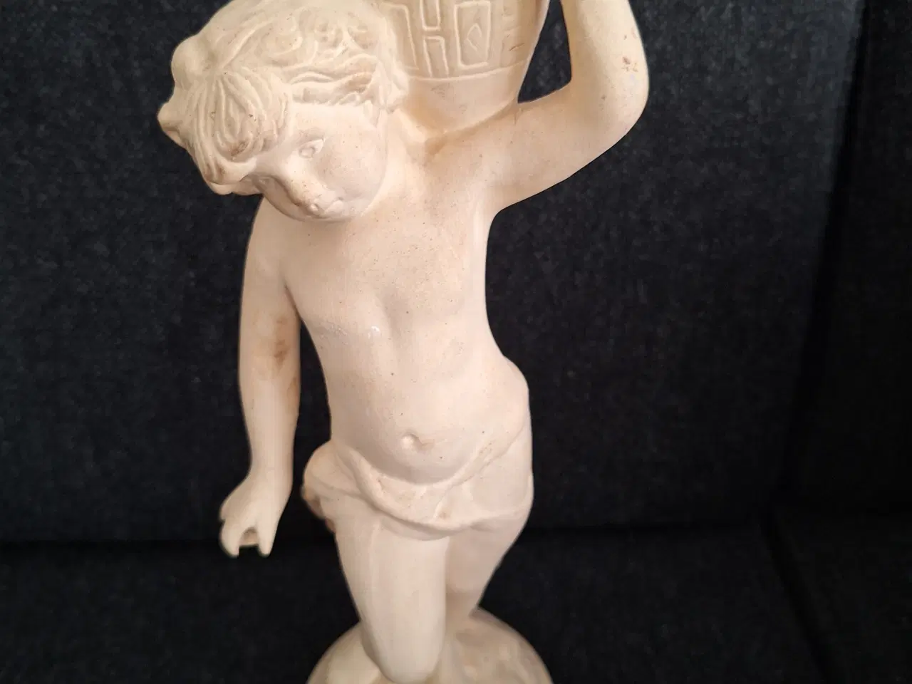 Billede 1 - Figur. Dreng med krukke. Højde 37 cm.