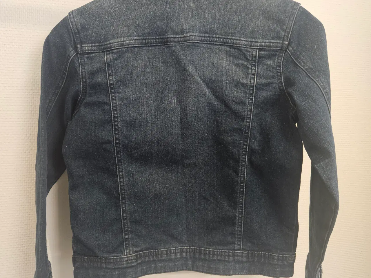 Billede 3 - Cool denimjakke i slidt look 134 cl.