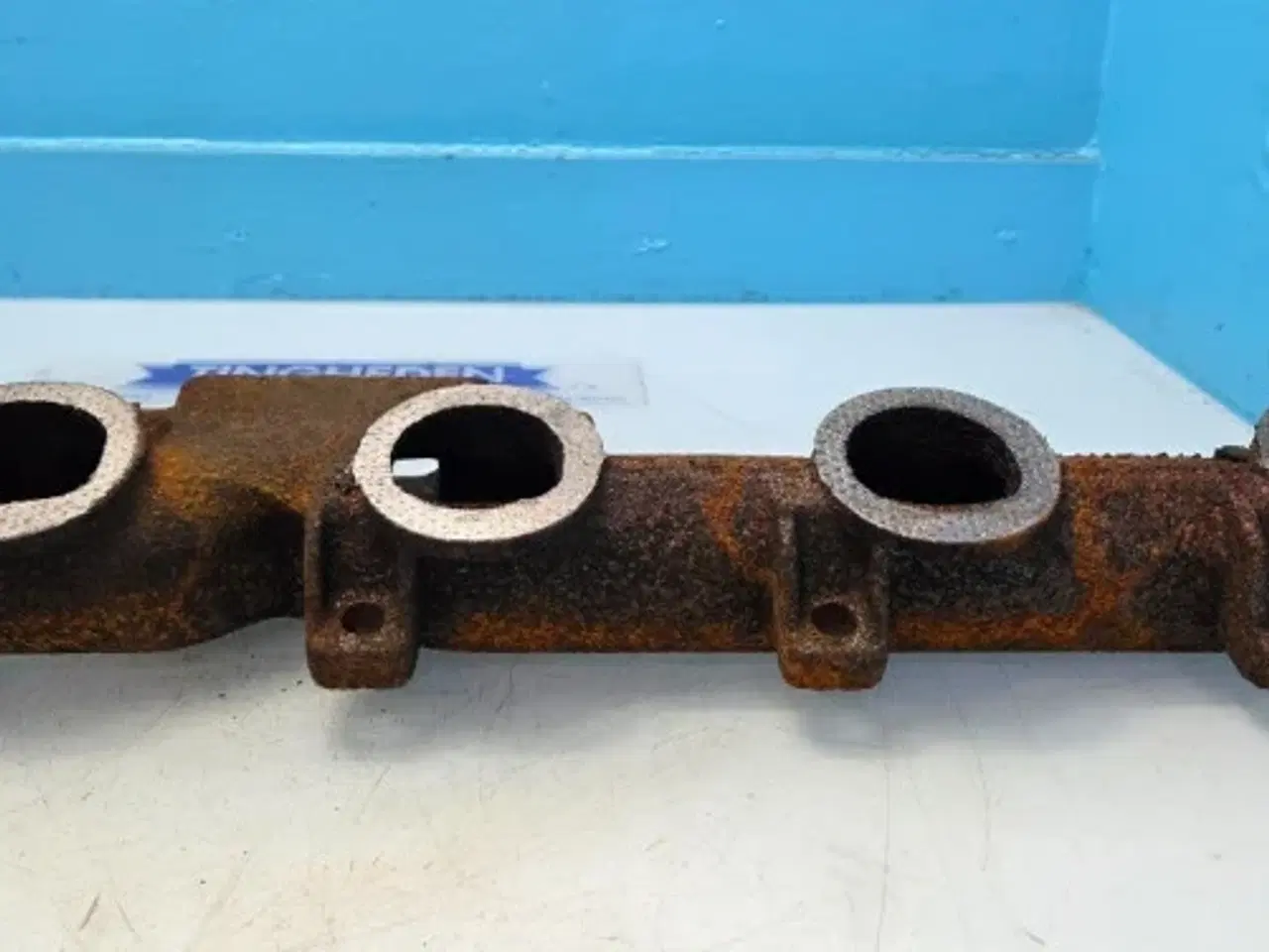 Billede 4 - New Holland  675TA   Udstødningsmanifold  87802798