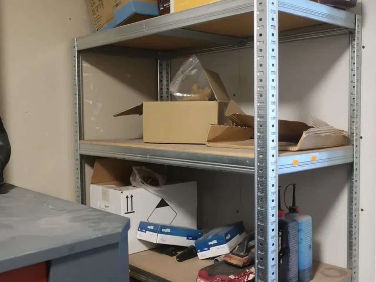 Billede 1 - Reol med div. Værktøj, engangshandsker m.m.