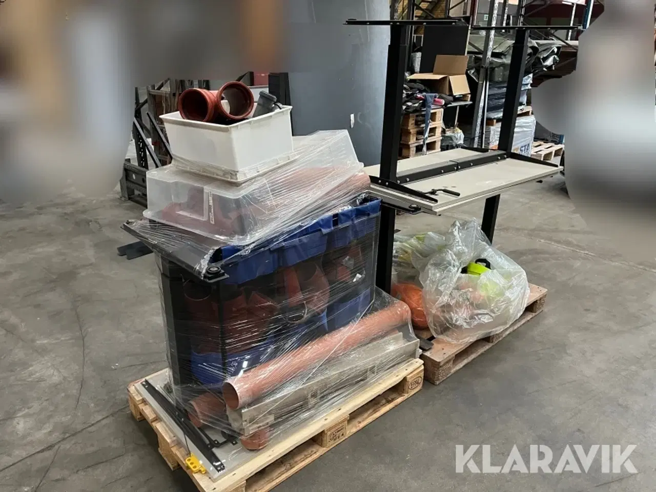 Billede 1 - Lot - hæve/sænke borde, kloakrør, hjelme