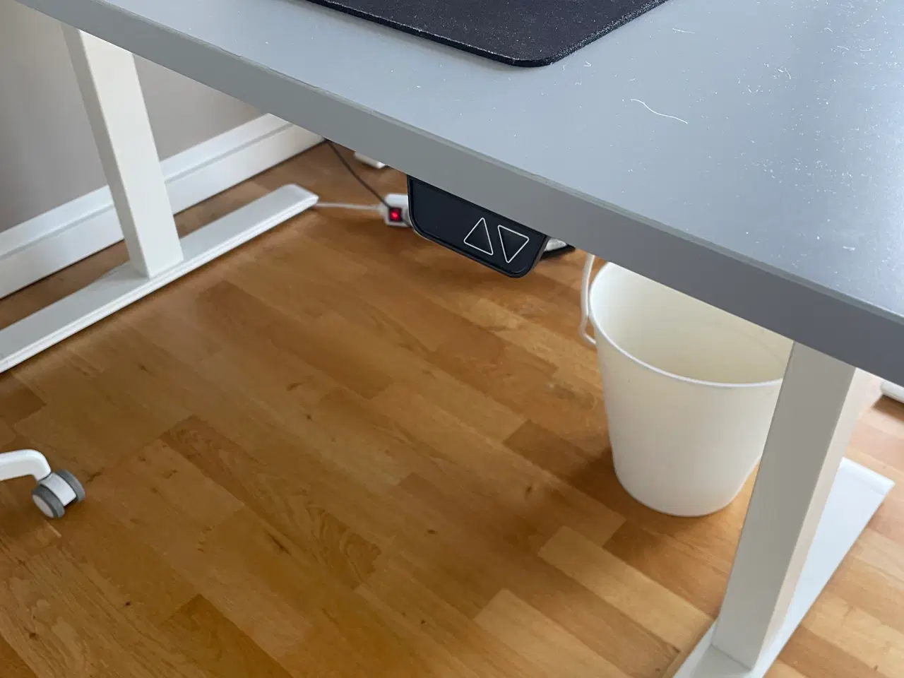 Billede 2 - IKEA rodulf hæve/sænke skrivebord i grå x 2