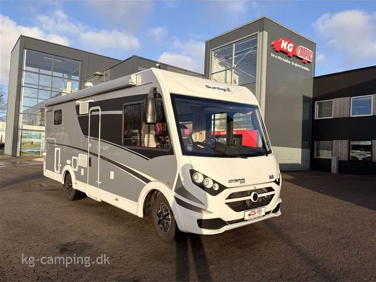 Billede 1 - 2021 - SunLight I 68 Adventure Edition   Topudstyret autocamper med bla. Clesana toilet - Ektra webasto oliefyr - Klimaanlæg - Maxxfan osv...