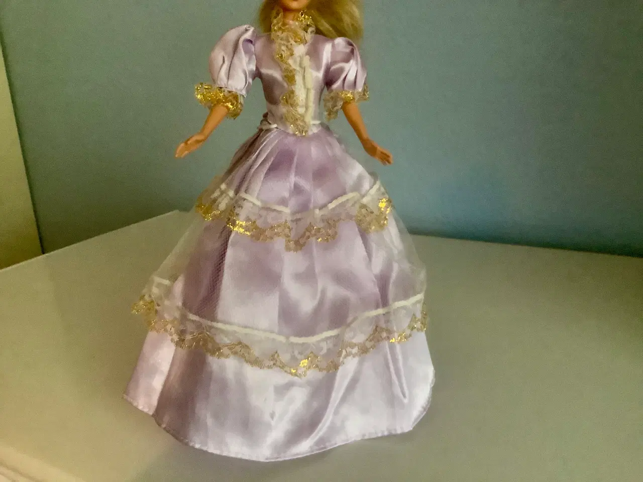 Billede 4 - Lange kjoler til Barbie. Samlet pris 25 kr.