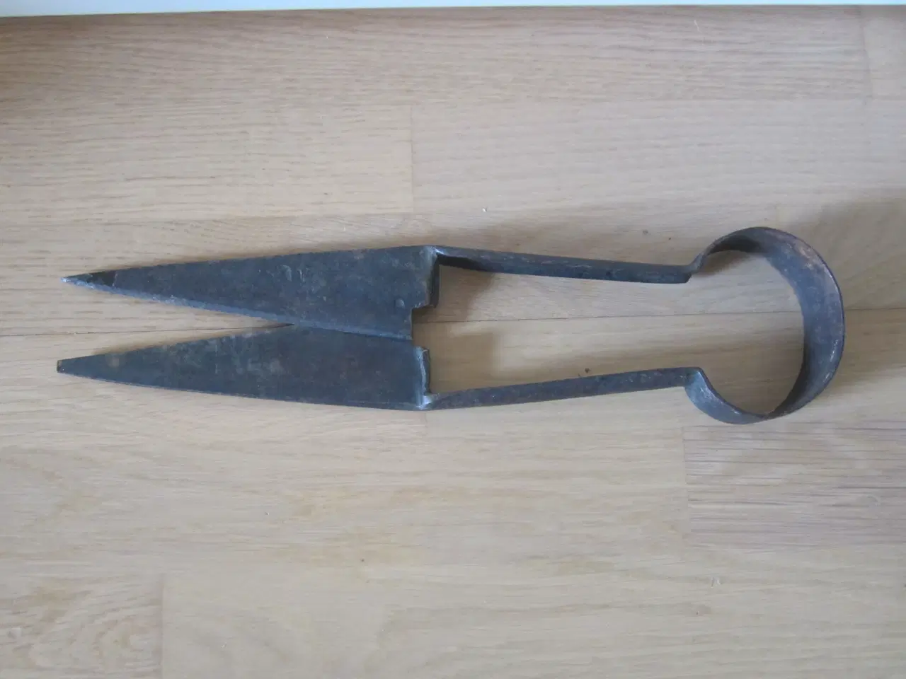 Billede 1 - Gammel Får saks, desværre er den ene spids knækk