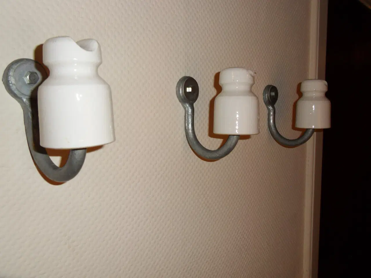 Billede 2 - KNAGER. 3 Klokker som knager,  Porcelænsklokker 