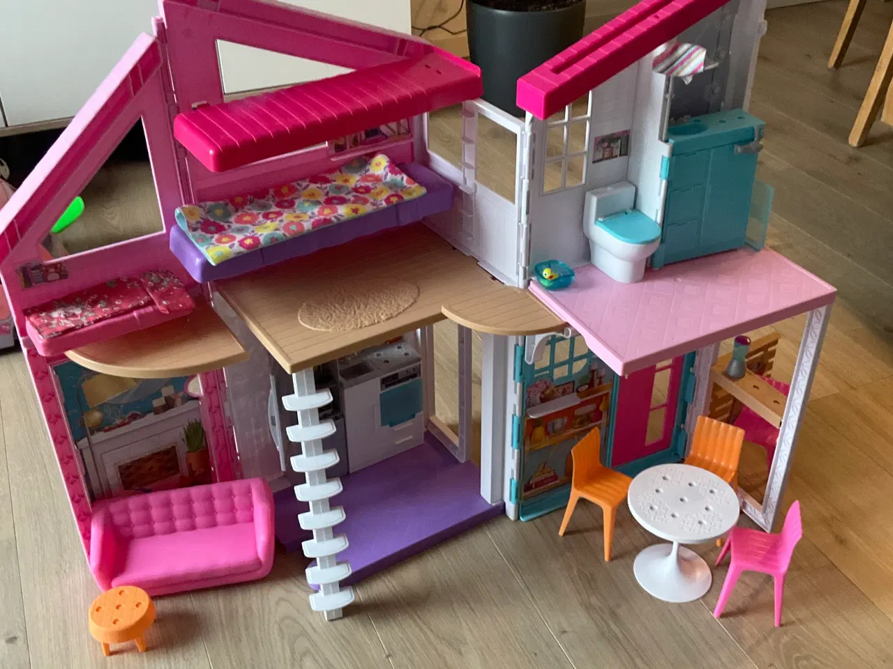 Billede 1 - Barbie hus i 2 etager med møbler 