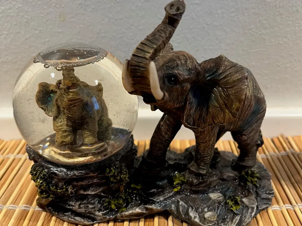 Billede 2 - Flot & massiv elefant-figur med snekugle - perfekt