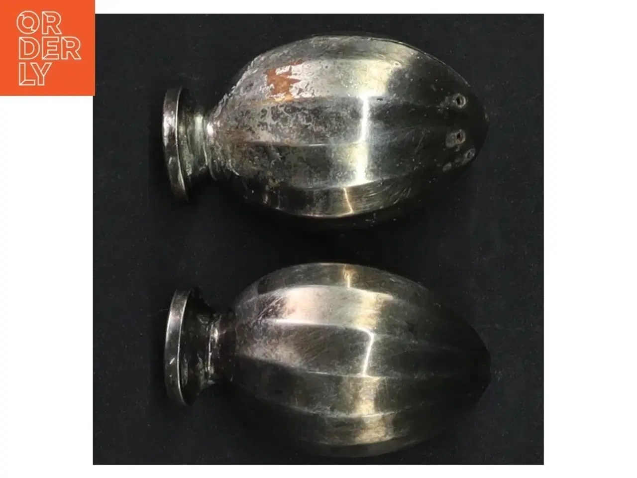 Billede 3 - Sølvfarvede salt- og peberbøsser (str. H. 6 cm)