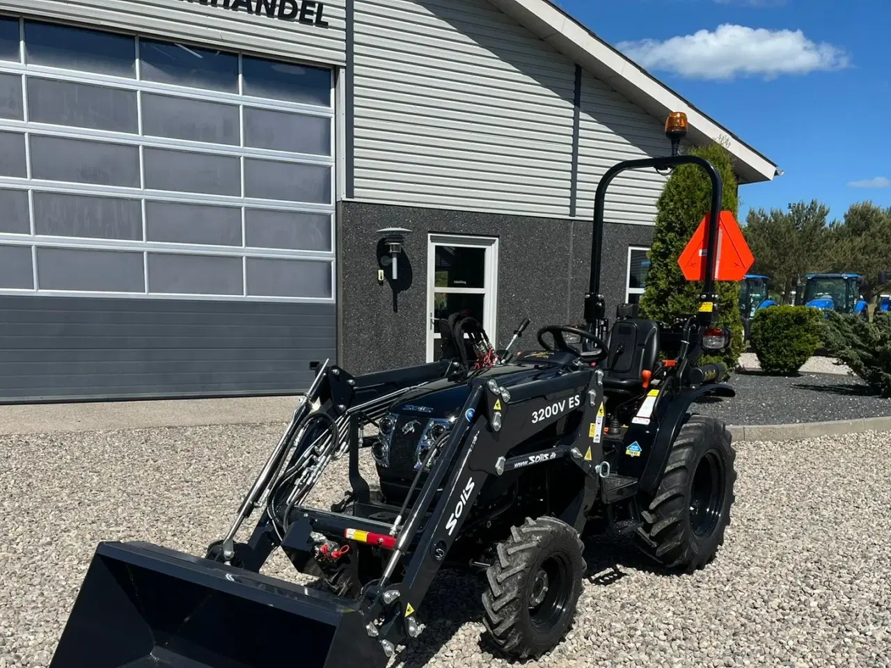 Billede 2 - Solis S26 6+2 gearmaskine Limited Edition i sort med brede hjul og Fuldhydraulisk frontlæsser