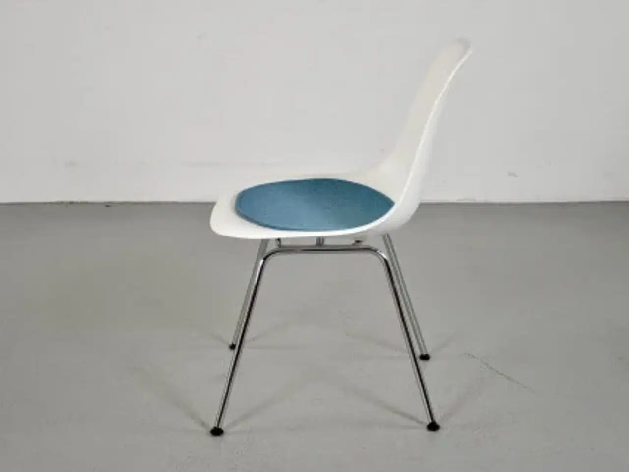 Billede 2 - Vitra eames stol i hvid med blå fraster filthynde