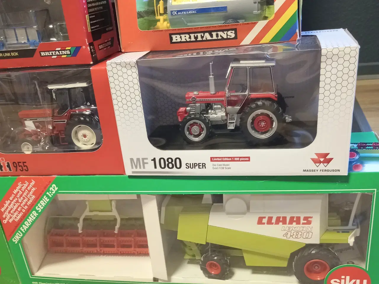 Billede 3 - Model traktor , mejetærsker, redskaber.