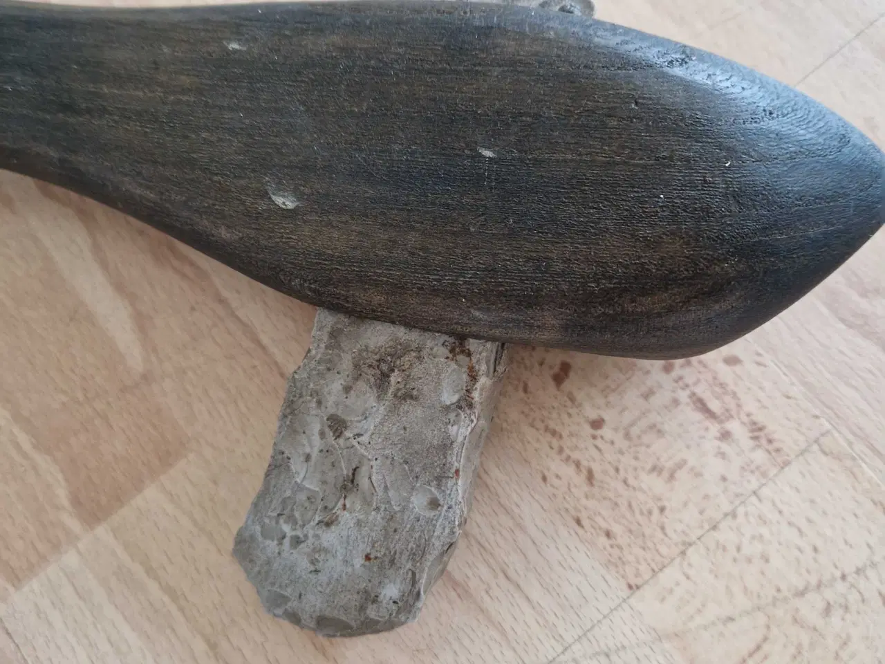 Billede 3 - Stenøkse, flint, på nyere sort træskaft