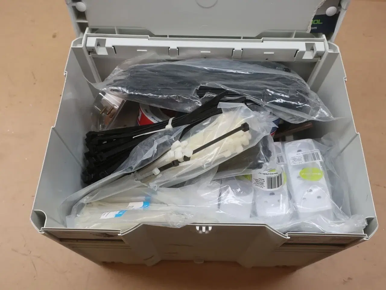 Billede 1 - Kasse med div. stik, strips m.m.