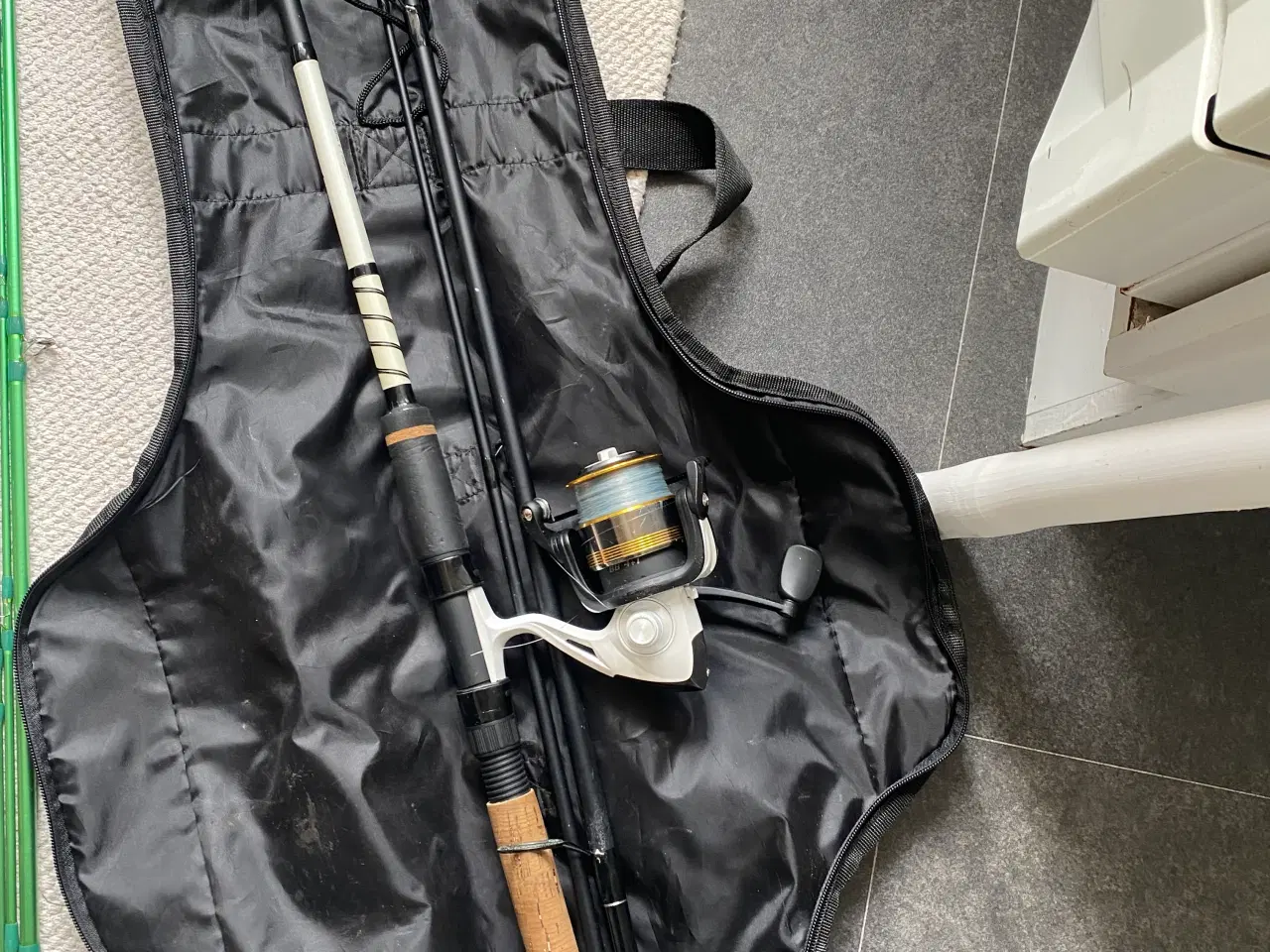 Billede 6 - Fiskeudstyr stangx2, net og kasse med diverse