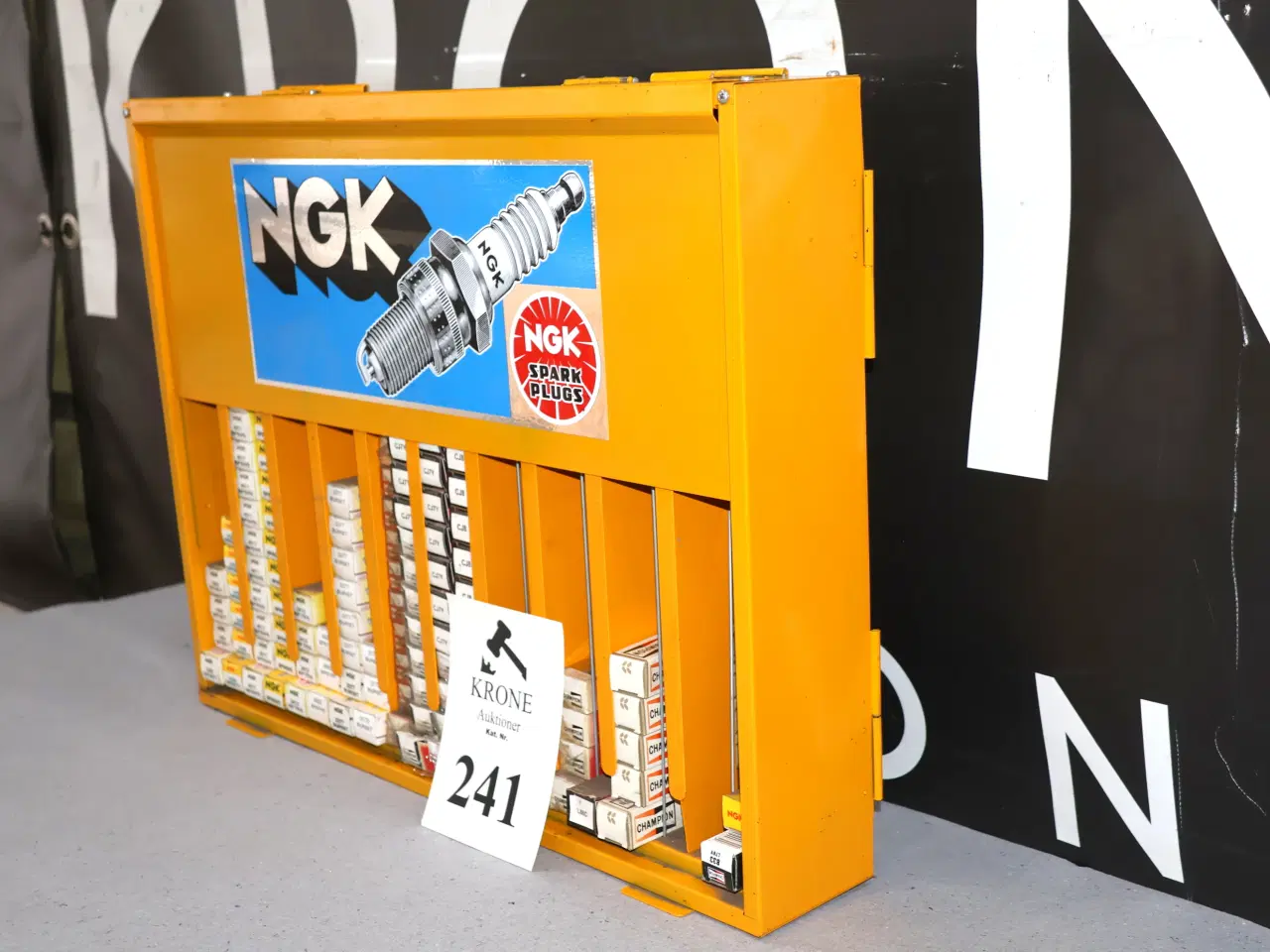Billede 3 - NGK Tændrørs displayskab m/117 stk tændrør