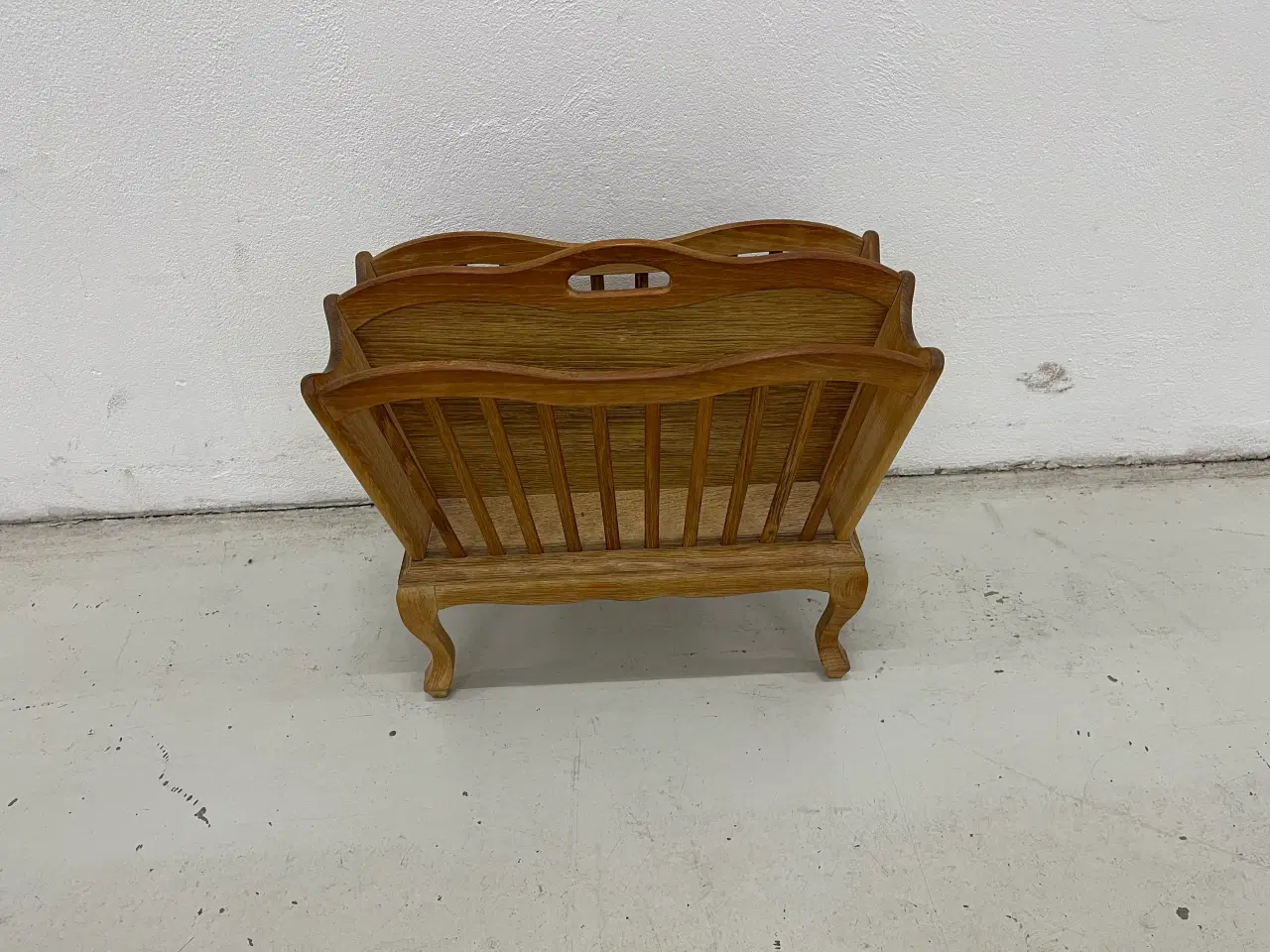Billede 1 - Klassisk magasinholder i Egetræ.