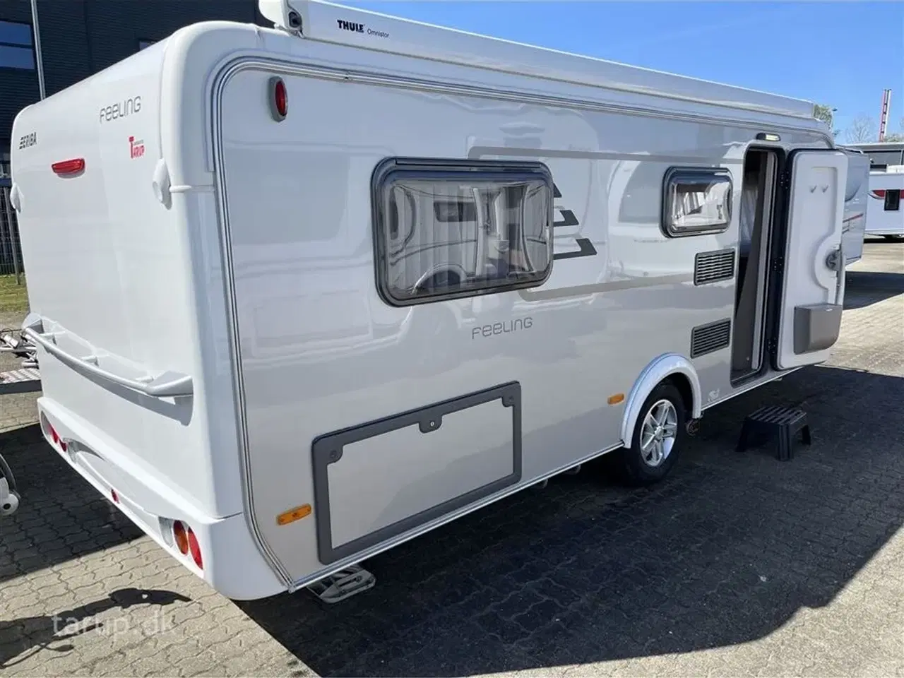 Billede 3 - 2022 - Hymer Feeling 442   Fortelt: Walker, mover, solceller, fast markise m sider og front, cykelholder, Truma UltraHeat, el- og gasboiler, endesiddegruppe, dobbeltseng