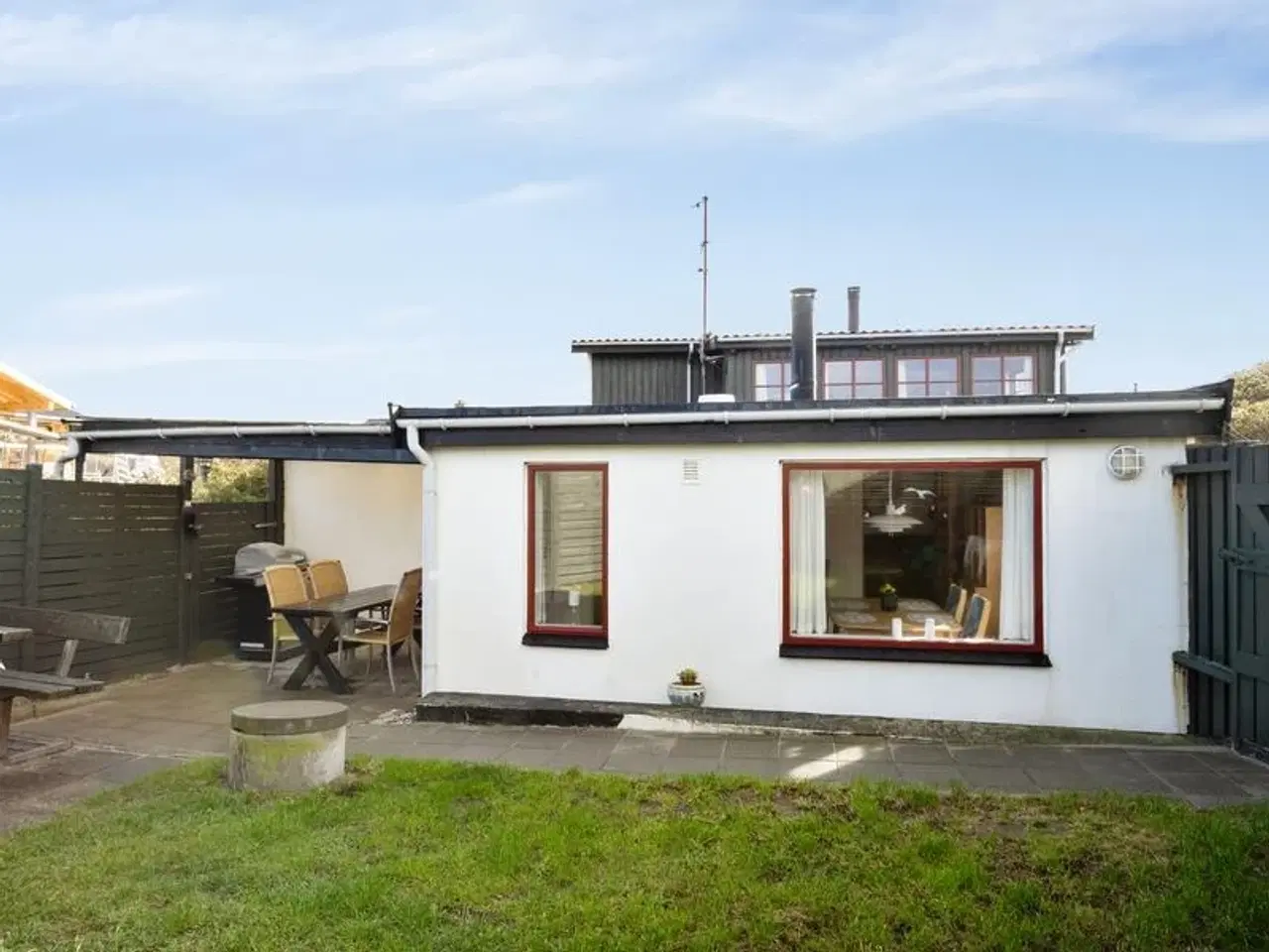 Billede 2 - Vejers Strand. Vesterhavet. Lille hyggeligt hus i yderste klitr�kke Bilfri strand. Lukket have. Kort g�afstand til byen med en stor legeplads.