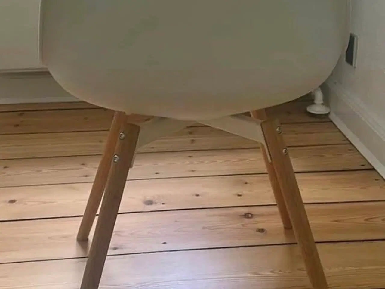 Billede 3 - Bord og 4 stole 