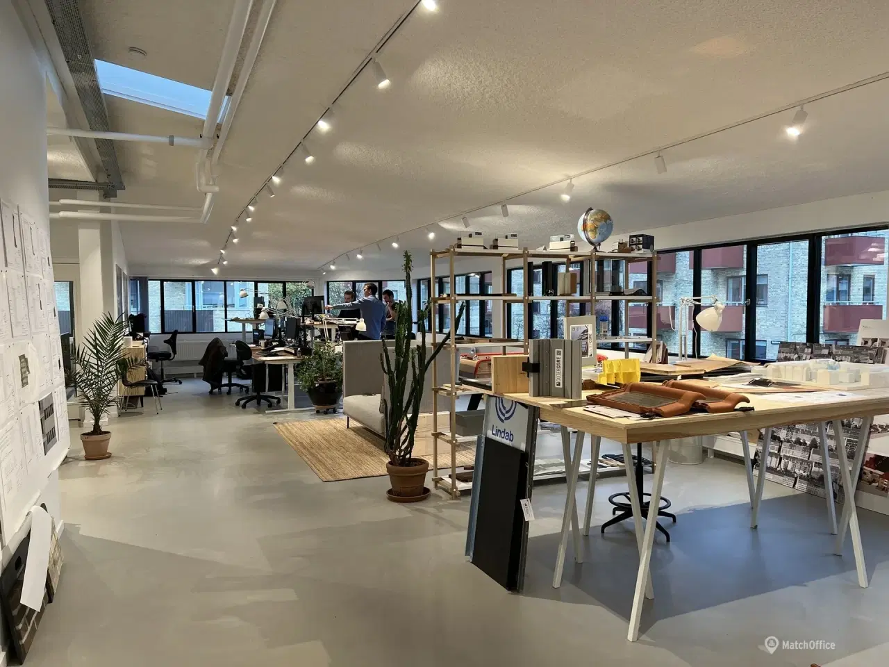 Billede 7 - 3 kontorpladser til leje i åbent kontormiljø