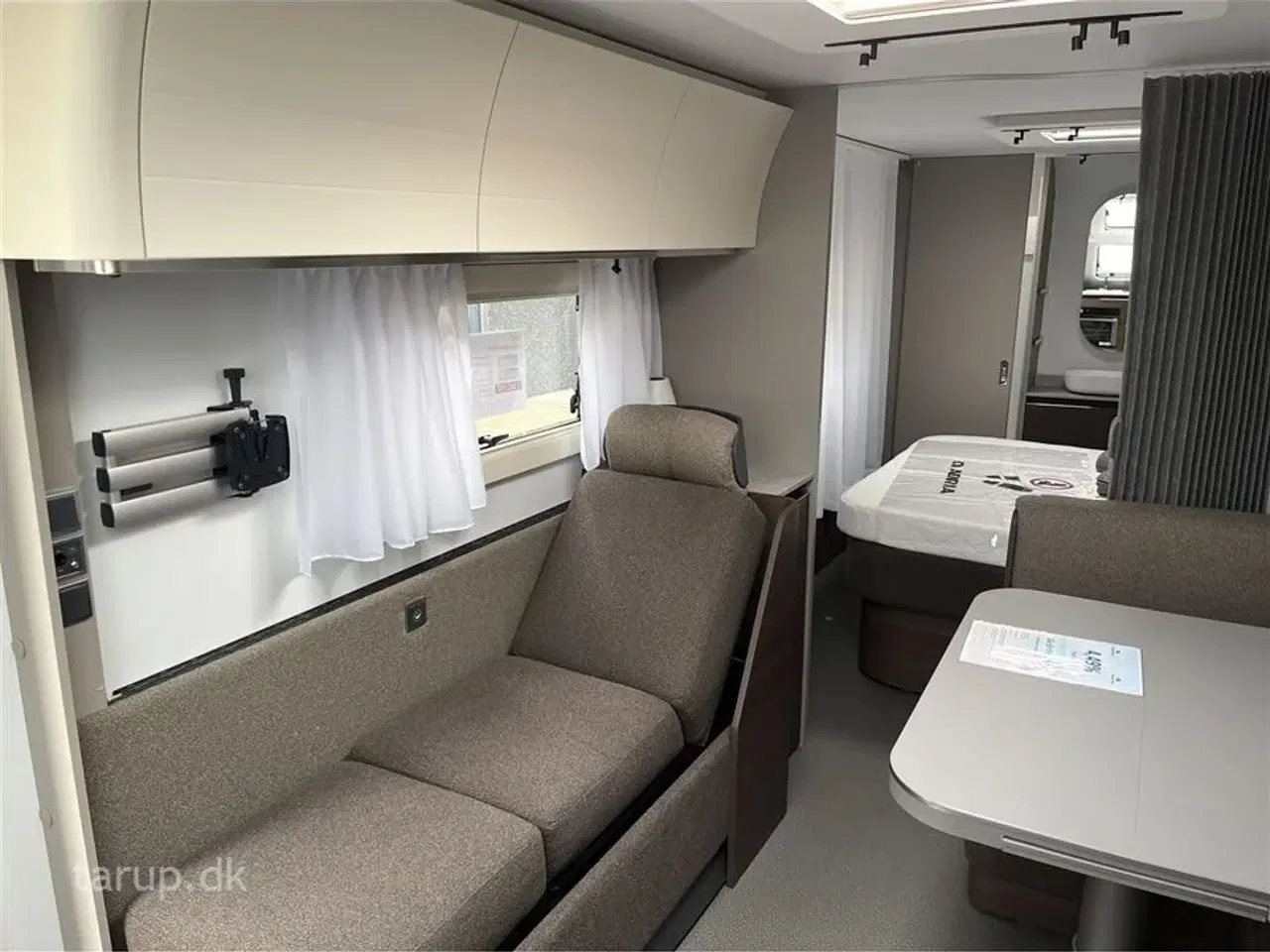 Billede 8 - 2025 - Adria Alpina 663 HT   Fritstående dobbeltseng på tværs, EL-chaiselong, Mach Plus,  ende-bade-værelse, frontkøkken, ALDE, panorama-vindue