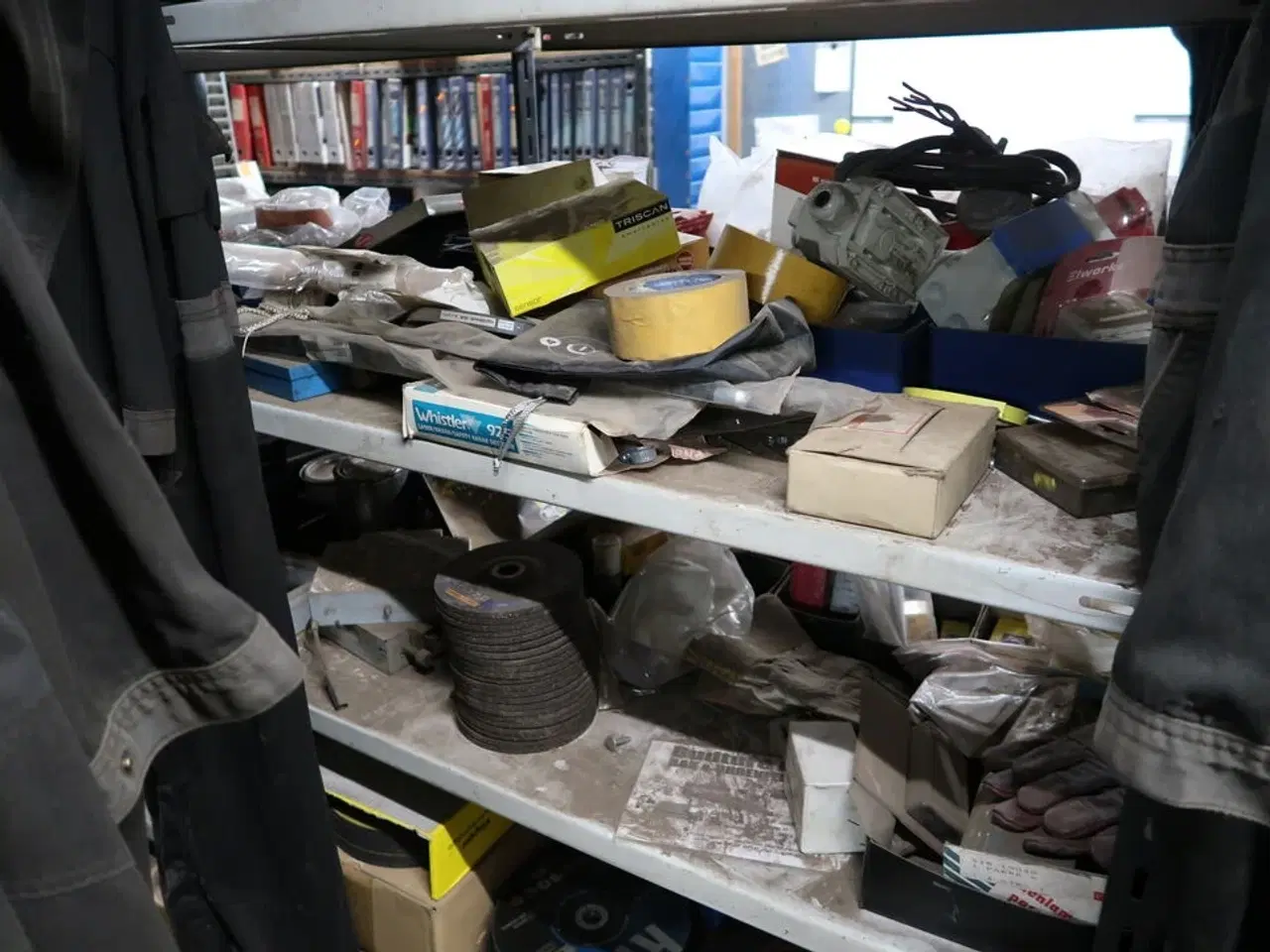 Billede 14 - Reol med div. Reservedele, værktøj m.m.