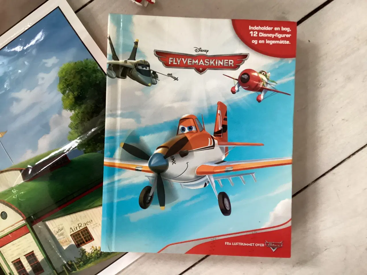 Billede 2 - Disney bog “Flyvemaskiner” med legeplade og flyver