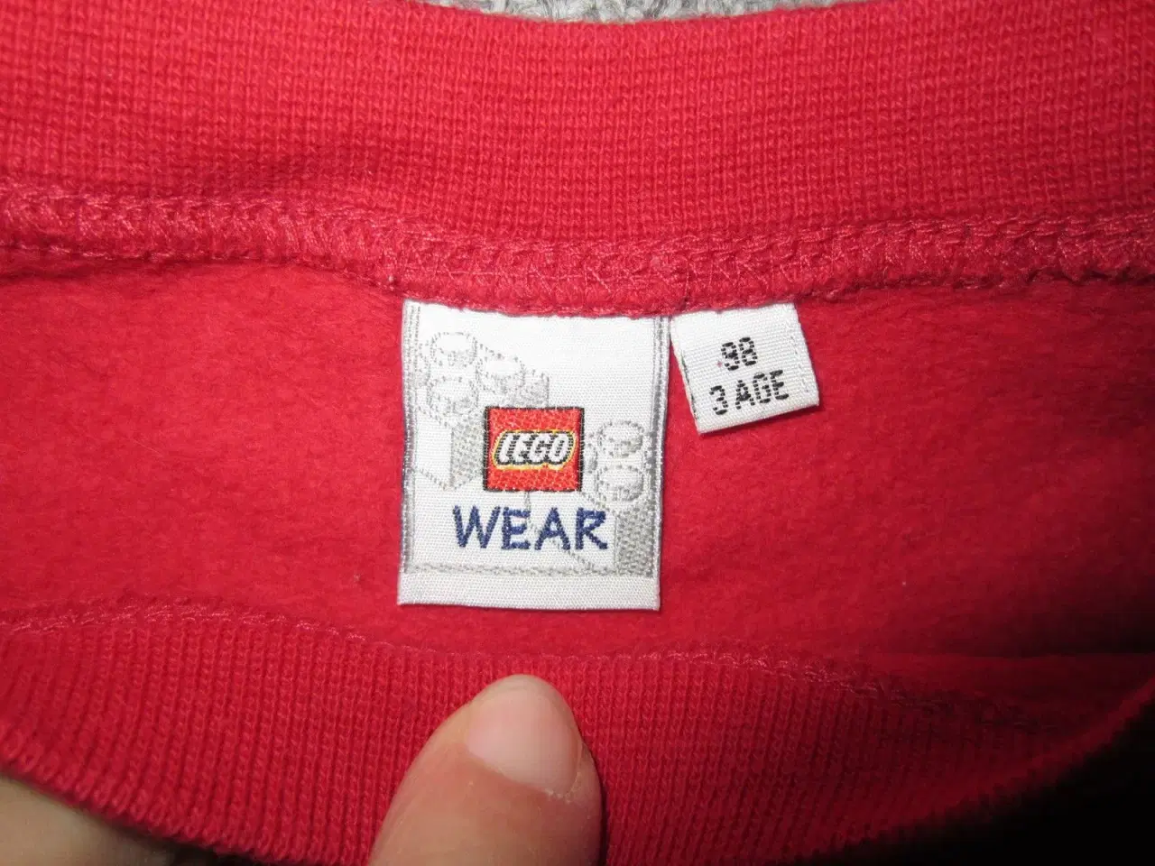 Billede 3 - Rød Lego bluse - trøje str. 98 til pige