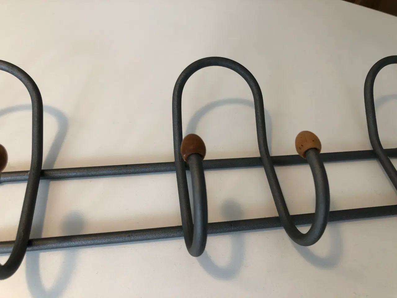 Billede 4 - Knagerække i metal, med "træ-dutter"