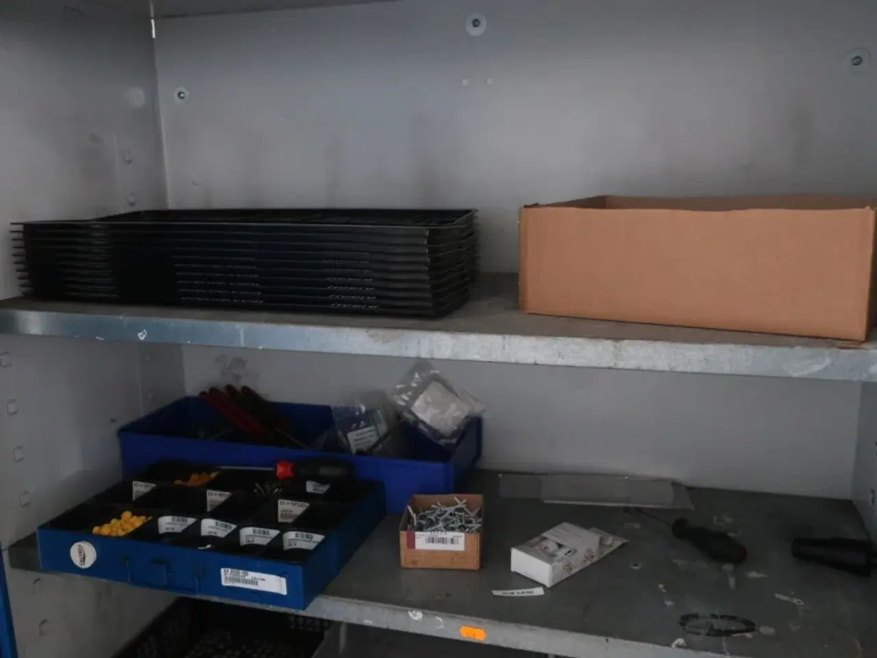 Billede 2 - Skab med indhold