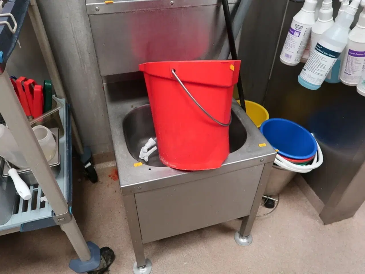 Billede 2 - Vaskestation, sæbedispenser, rengøringsartikler m.m.