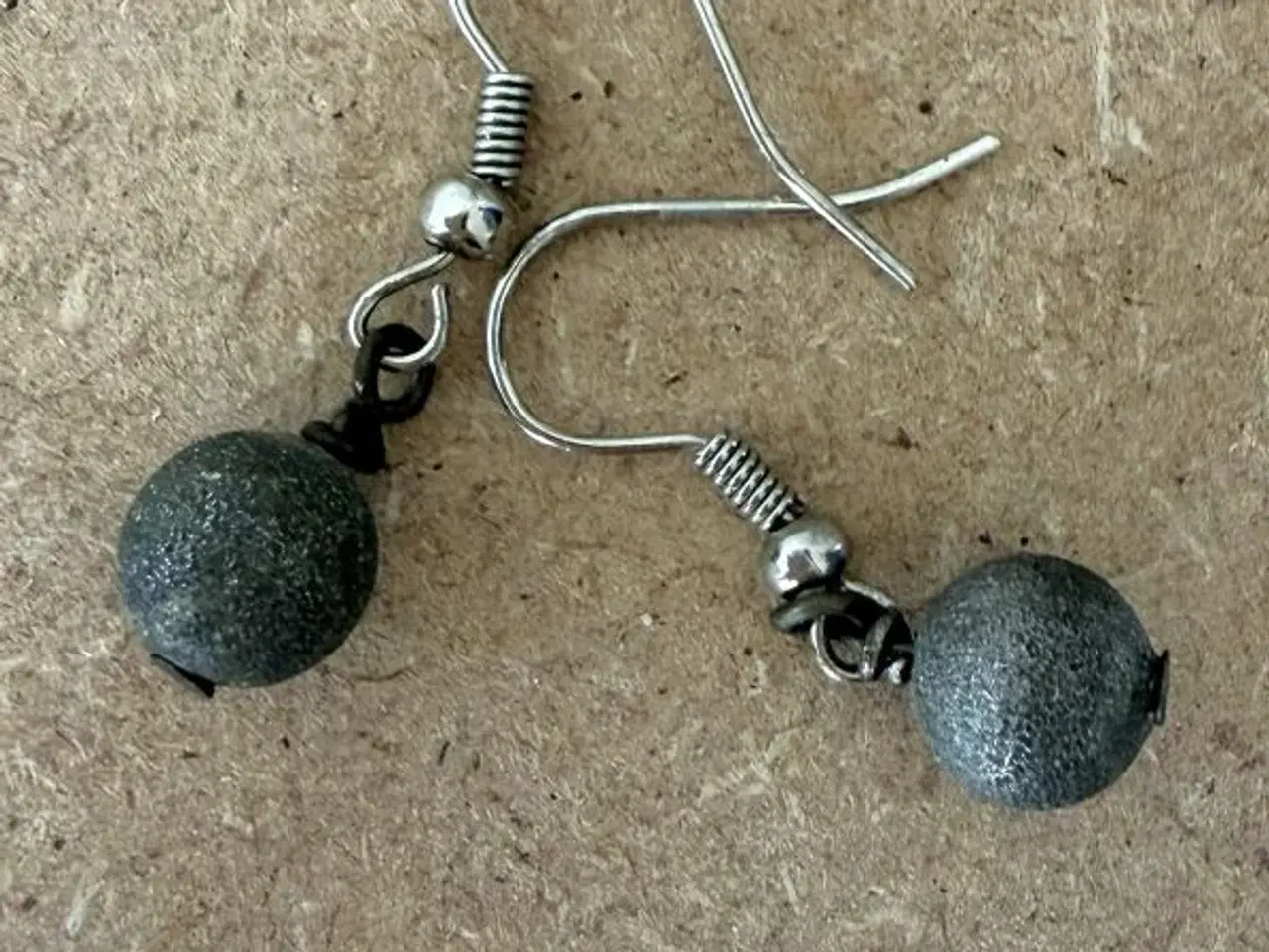 Billede 3 - Øreringe med oxyderede perler