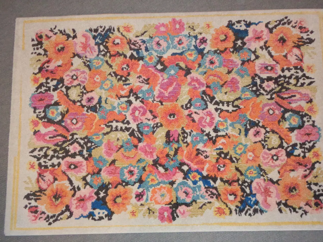 Billede 1 - Blomstret gulvtæppe, 140x200 cm.