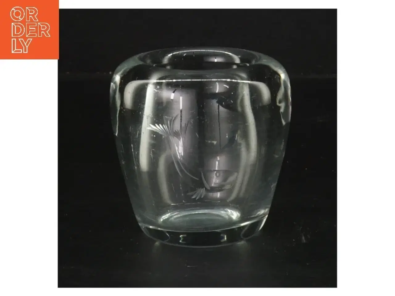 Billede 1 - Klar glasvase med indgraveret mønster (str. 8 cm)