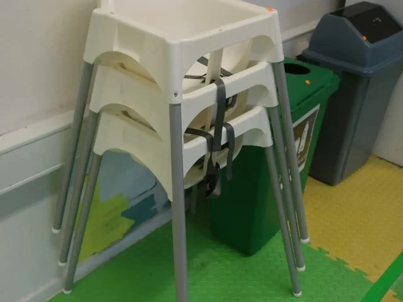 Billede 6 - Displaykøleskab SIMFER 20D385MC samt affaldsspande og 3 stk. højstole