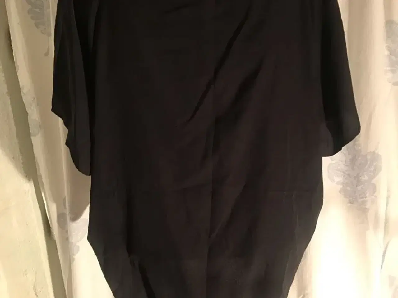 Billede 4 - Sød sort bluse