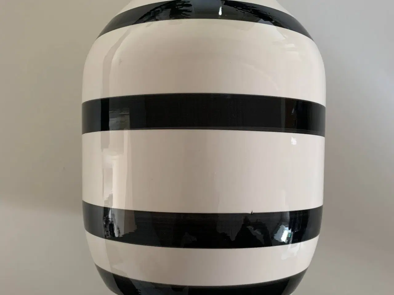Billede 1 - Kähler Omaggio vase 31 cm., hvid/sort