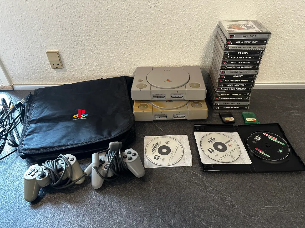 Billede 1 - Playstation 1 pakke med 2 maskiner og 20 spil