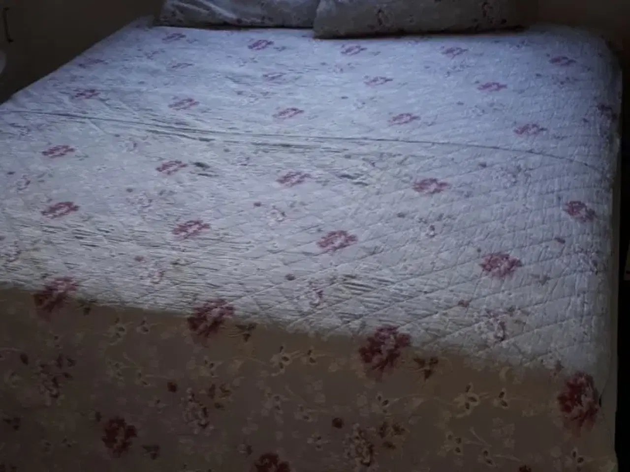 Billede 1 - Vateret sengetæppe og 2 puder