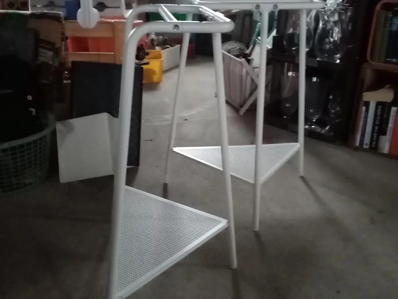 Billede 3 - 2 Stk Bukke med hylde fra Ikea