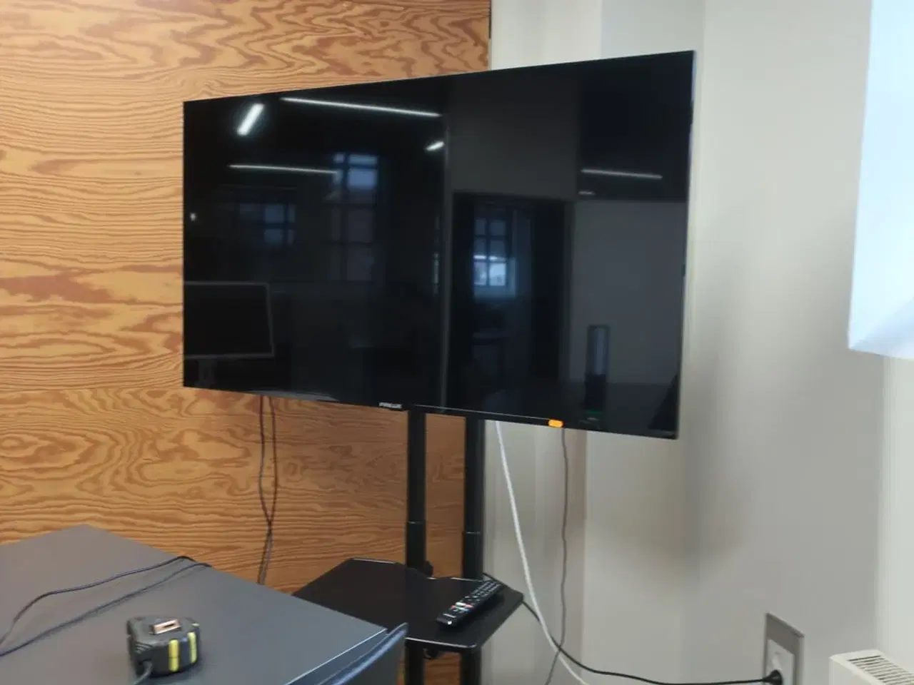 Billede 3 - Fladskærm FINLUX inkl. stativ